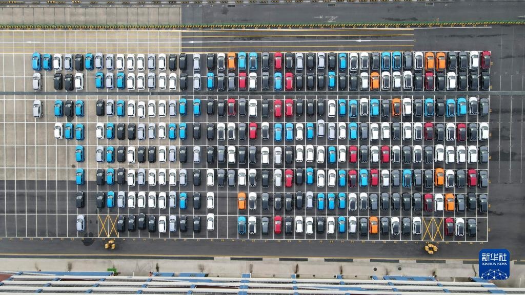 這是2023年7月9日在上海外高橋海通汽車碼頭拍攝的等待裝船運往澳大利亞的上汽MG品牌汽車和新能源車（無人機照片）。新華社記者 方喆 攝