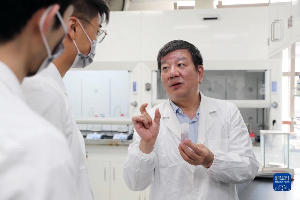 中國科學(xué)院院士、國家自然科學(xué)獎一等獎得主趙東元在復(fù)旦大學(xué)實驗室里指導(dǎo)學(xué)生（2023年9月2日攝）。新華社記者 劉穎 攝