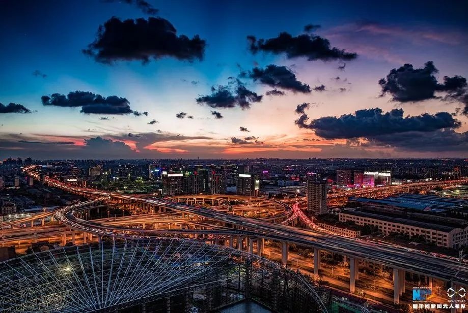 傍晚時(shí)刻的上海立交橋。新華網(wǎng)發(fā) 田橫 攝