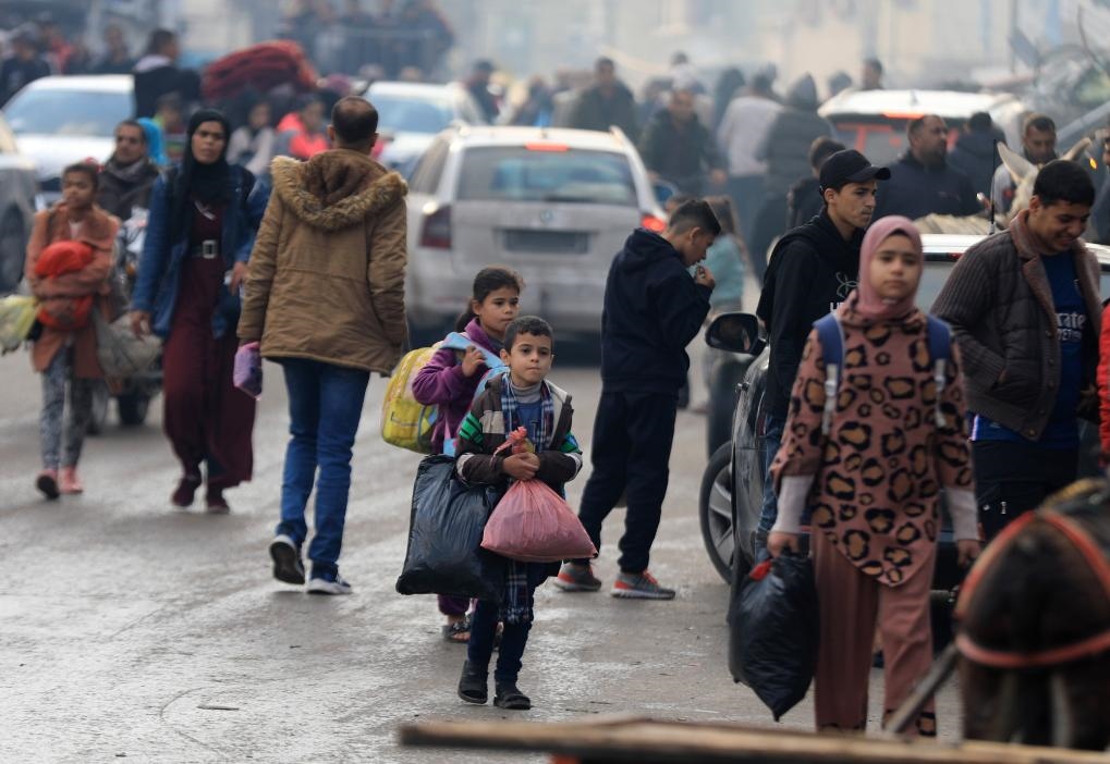 12月1日，在加沙地帶南部城市汗尤尼斯，人們在以軍恢復(fù)軍事行動后逃離家園。新華社發(fā)（亞西爾·庫迪攝）