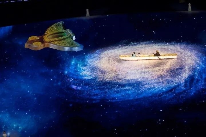 杭州第4屆亞殘運(yùn)會(huì)閉幕式上，吉祥物飛飛幻化回良渚玉鳥(niǎo)的模樣，盤旋于夜色之中。記者 倪雁強(qiáng) 董旭明 攝