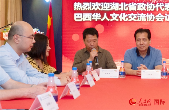 巴西文協(xié)監(jiān)事長(zhǎng)彭建波（右二）在座談會(huì)上致辭。 人民網(wǎng)記者 陳海琪攝