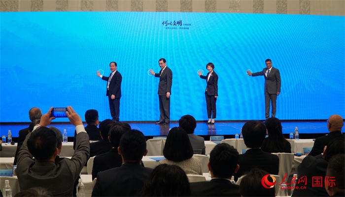 嘉賓共同啟動(dòng)“何以文明”日本特展體驗(yàn)暨2024年總臺(tái)春晚宣介區(qū)。人民網(wǎng) 蔣曉辰攝