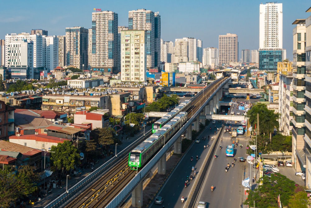 2021年12月1日，在越南首都河內(nèi)，列車在吉靈-河?xùn)|輕軌線上行駛。新華社發(fā)（中鐵六局河內(nèi)輕軌項(xiàng)目部供圖）
