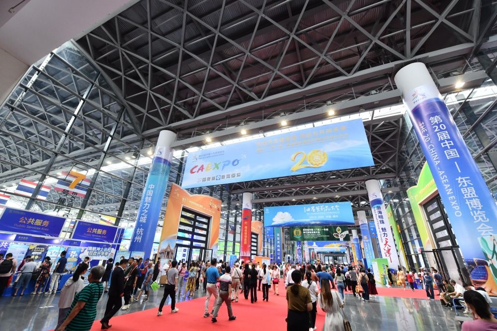 2023年9月18日，參觀者在第二十屆中國—東盟博覽會(huì)東盟商品展區(qū)選購商品。新華社記者 黃孝邦 攝