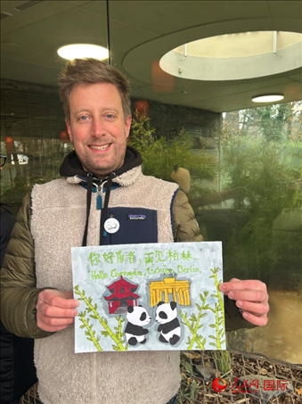 特別從法國(guó)趕來(lái)送別“夢(mèng)想”“夢(mèng)圓”的專業(yè)級(jí)熊貓粉絲 Pouille先生和此次征集的兒童作品。人民網(wǎng)記者 徐馨攝
