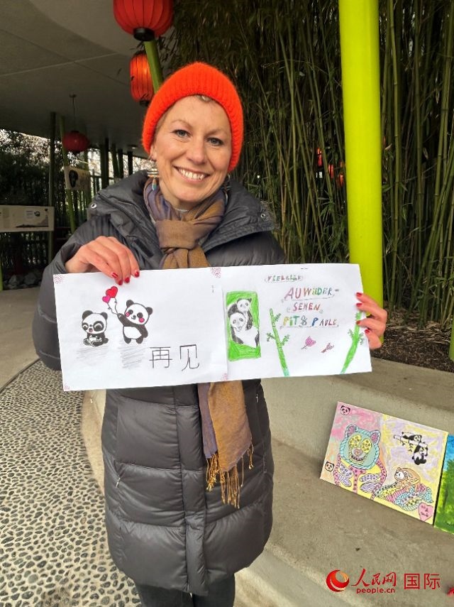 桑德拉和德國(guó)小朋友們的作品。右圖寫著“祝福好運(yùn)，再見 Pit和Paule（“夢(mèng)想”“夢(mèng)圓”的德語(yǔ)名字）”。人民網(wǎng)記者 徐馨攝