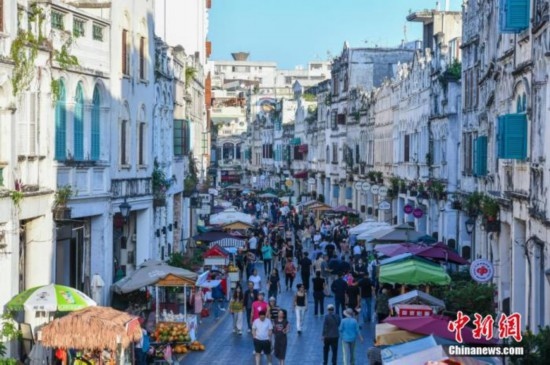 圖為海口騎樓老街游客如織。 <a target='_blank' href='/' ><p align=