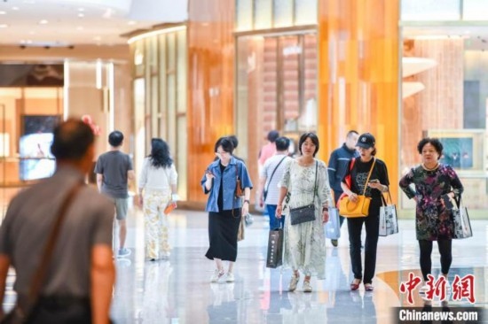 圖為顧客在cdf?？趪H免稅城內(nèi)選購商品。<a target='_blank' href='/' ><p align=