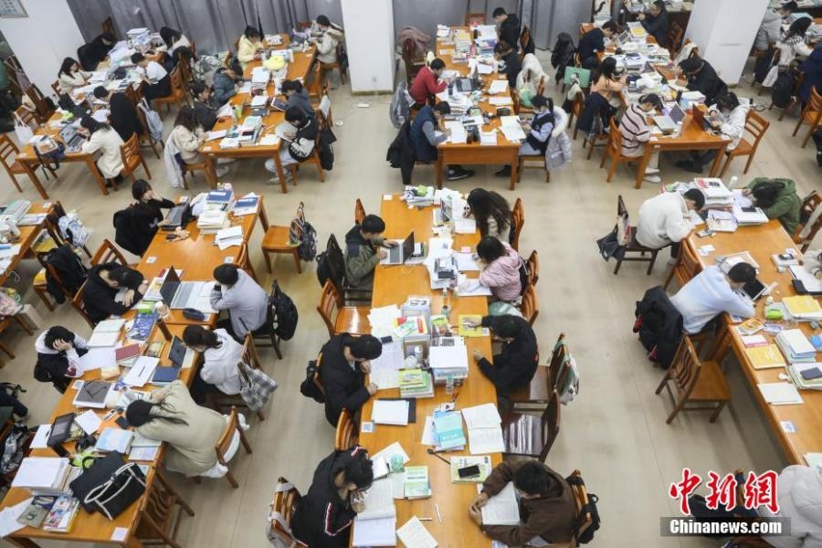 資料圖：眾多考研學生在南昌大學圖書館的自習室內(nèi)復習備考。劉力鑫 攝