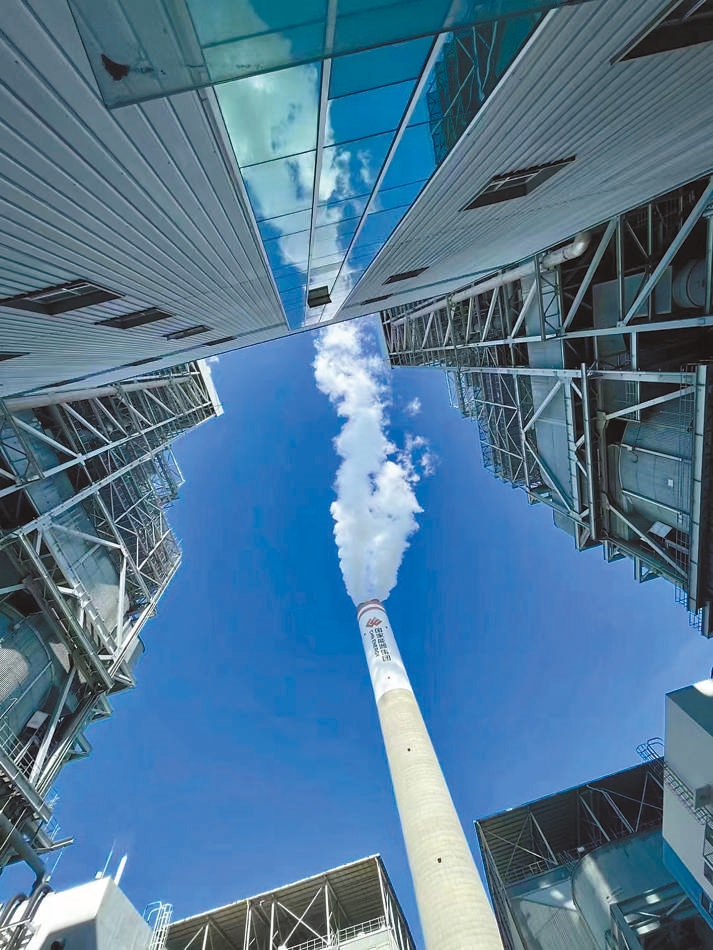  綠色低碳 近日，來自10余個(gè)國家的國際青年跟隨“世界青年能源行”活動(dòng)走進(jìn)國家能源集團(tuán)江蘇泰州電廠。作為亞洲最大火電二氧化碳捕集、利用與封存項(xiàng)目，該項(xiàng)目每年可捕集消納二氧化碳50萬噸。 美國籍演員、主持人 史蒂文·韋德斯攝 “走在電廠里，體驗(yàn)各種高科技，真切感受到中國在清潔能源方面發(fā)展迅速，許多技術(shù)走在了世界前列。”