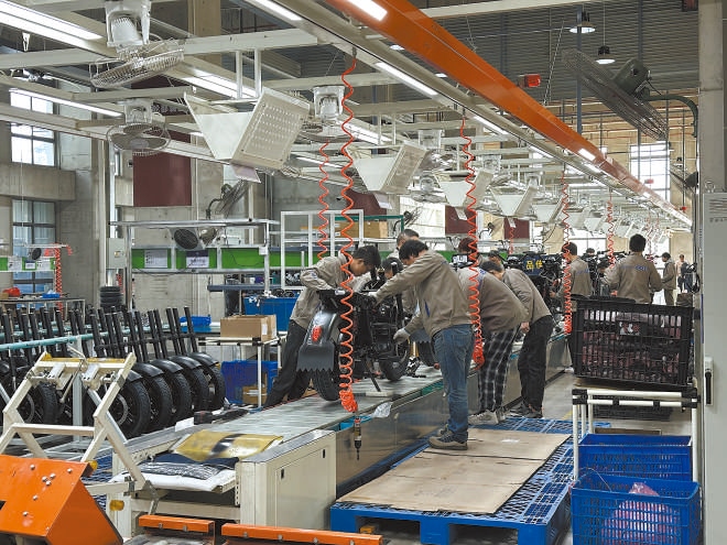  產(chǎn)業(yè)領(lǐng)跑 在長三角一體化發(fā)展格局下，新能源制造業(yè)通過產(chǎn)業(yè)集群協(xié)同發(fā)展，形成現(xiàn)代化產(chǎn)業(yè)體系。圖為位于江蘇常州市的比亞迪工廠內(nèi)，工作人員正在組裝銷往非洲國家的電動(dòng)摩托車。 拉丁美洲通訊社古巴籍?dāng)z影記者 朗尼·洛佩茲（中文名羅帥）攝