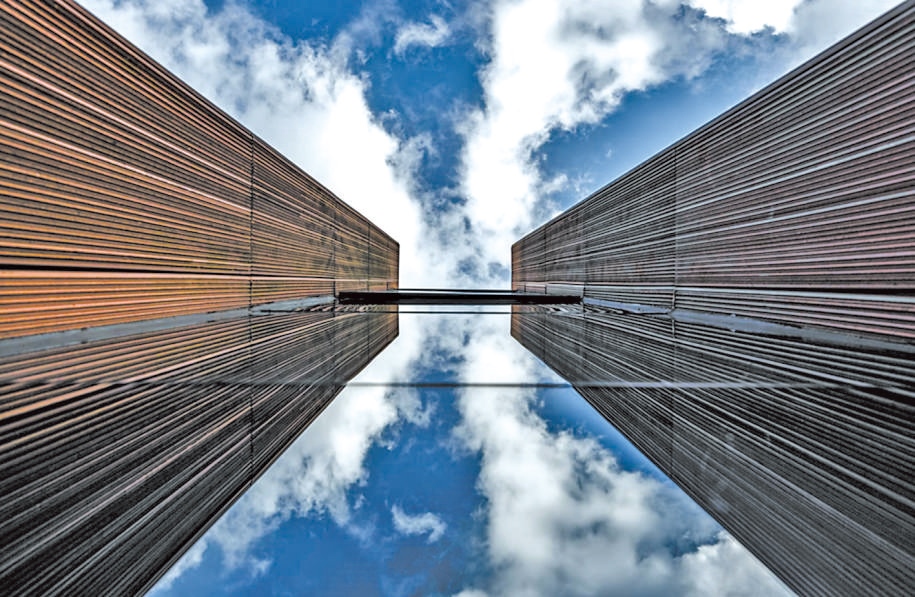  開放共享 今年9月，改造升級(jí)后的上海凝聚力工程博物館開門迎客。博物館大廳公共區(qū)域在功能提升、資源整合后，釋放更多公共服務(wù)空間，帶給市民更多新體驗(yàn)。 上海某餐廳法國籍廚師 邁克爾·溫德林?jǐn)z