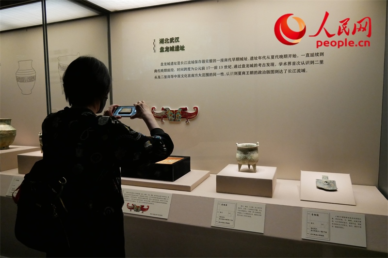今年9月，觀眾正在參觀“鑒往知遠——新時代考古成果展”。人民網(wǎng)記者 韋衍行攝