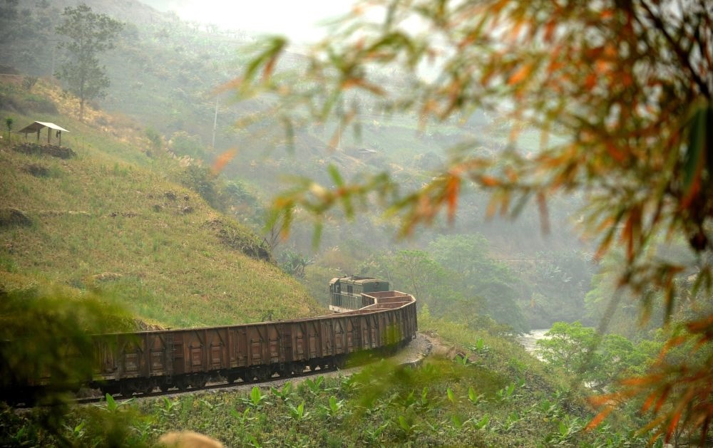 這是行駛在滇越鐵路云南省屏邊縣境內(nèi)的貨運列車（2012年3月9日攝）。