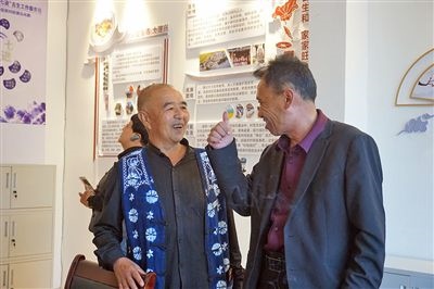  在大理州古生村訴訟服務(wù)站內(nèi)，全國(guó)人大代表樊九平為“阿鵬調(diào)解員”點(diǎn)贊。