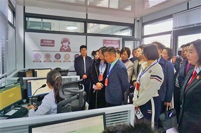  在昆明中院訴前調(diào)解工作室內(nèi)，代表們觀摩法官線上調(diào)解。