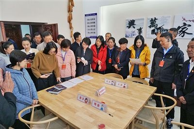  在劍川法院家事調(diào)解室內(nèi)，該院制作的《離婚證明書》引起了代表們的關(guān)注。