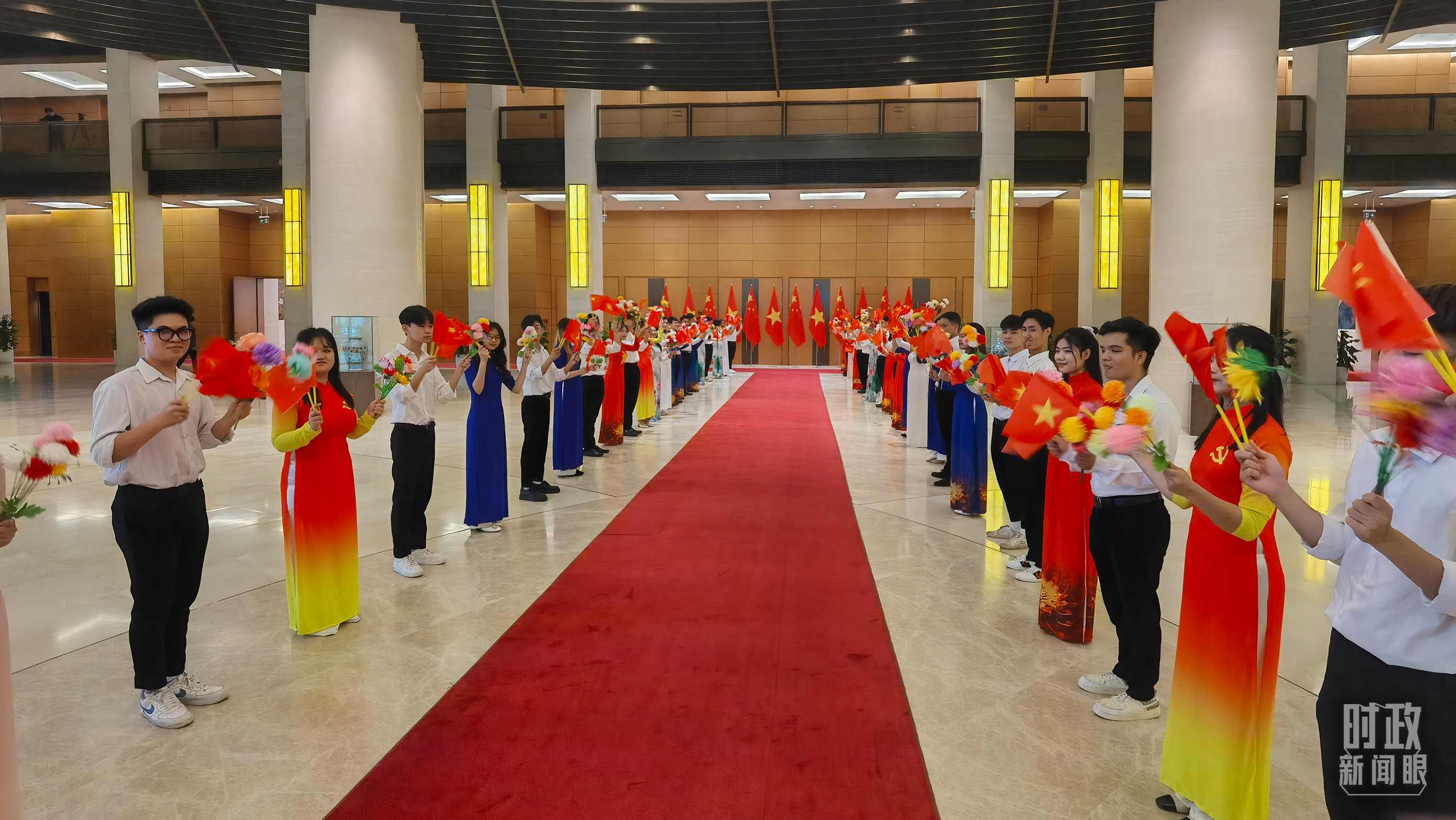 △夾道歡迎的當(dāng)?shù)厍嗄辍＃偱_(tái)央視記者周志國(guó)拍攝）