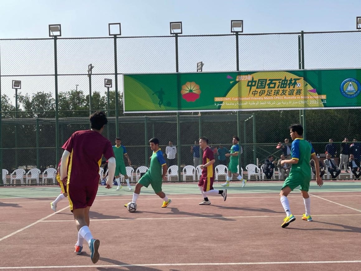 12月14日，中國石油（伊拉克）魯邁拉片區(qū)舉辦公共開放日和足球友誼賽。中國石油工程建設(shè)有限公司魯邁拉項目代表隊與巴士拉大學代表隊進行了比賽，巴士拉大學代表隊獲勝。文學軍攝