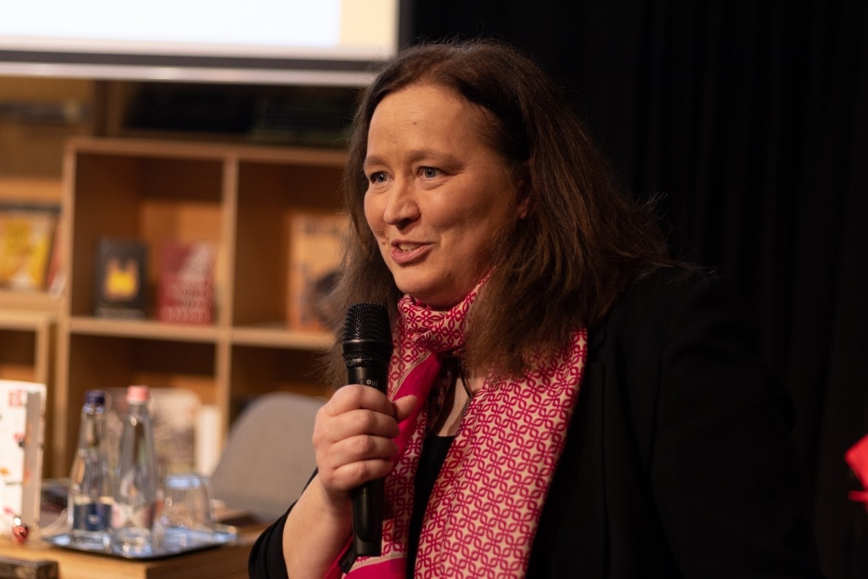 本書譯者宗博莉·克拉拉主持讀書分享會(huì)。摩爾多瓦尼·巴爾納巴斯攝