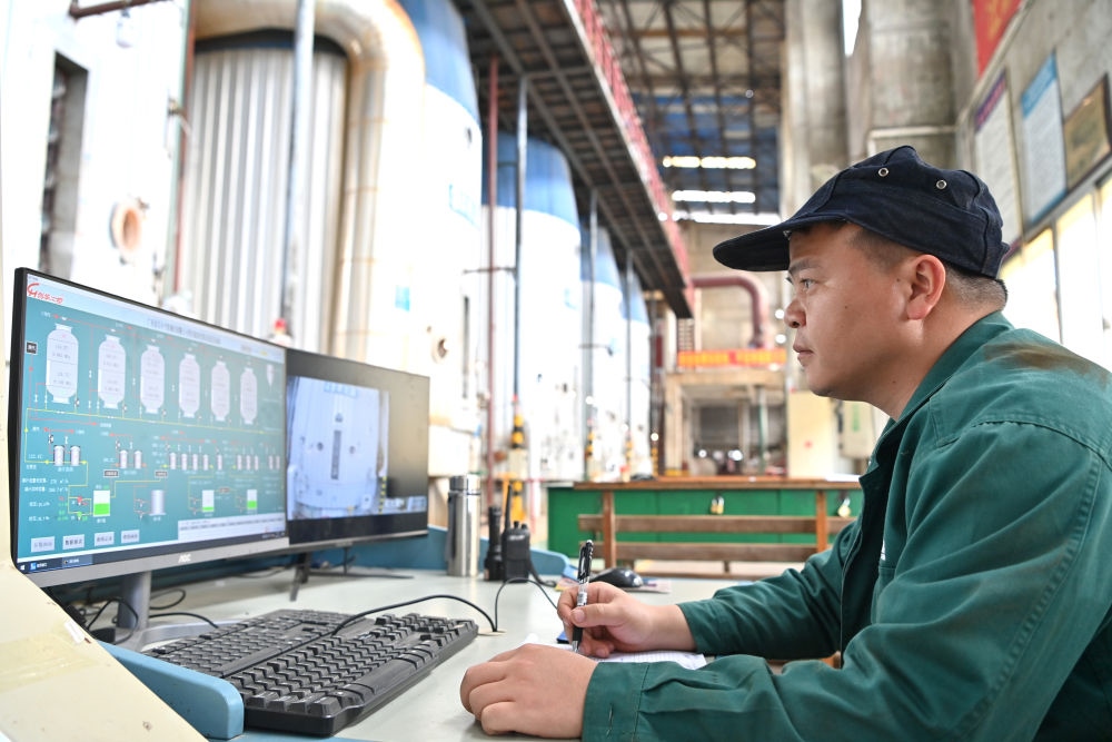 12月12日，工作人員在廣西來賓小平陽湘桂制糖有限公司監(jiān)控蒸發(fā)系統(tǒng)。