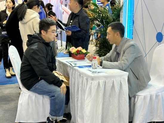 沈陽招聘會現(xiàn)場。人民網(wǎng)記者 尹柏寒攝