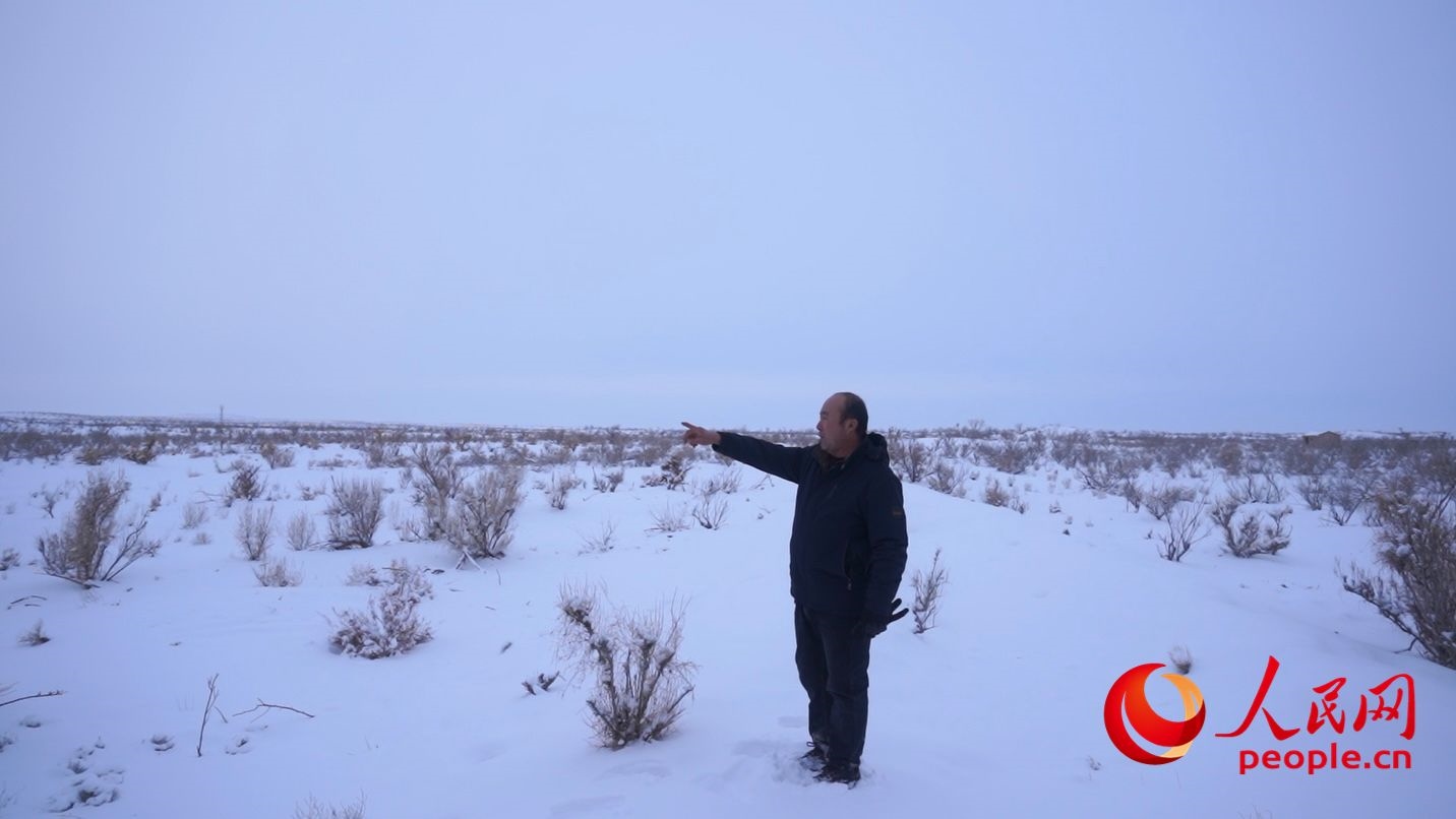 馬曉華向采訪團介紹林場情況。人民網(wǎng) 周靜圓攝