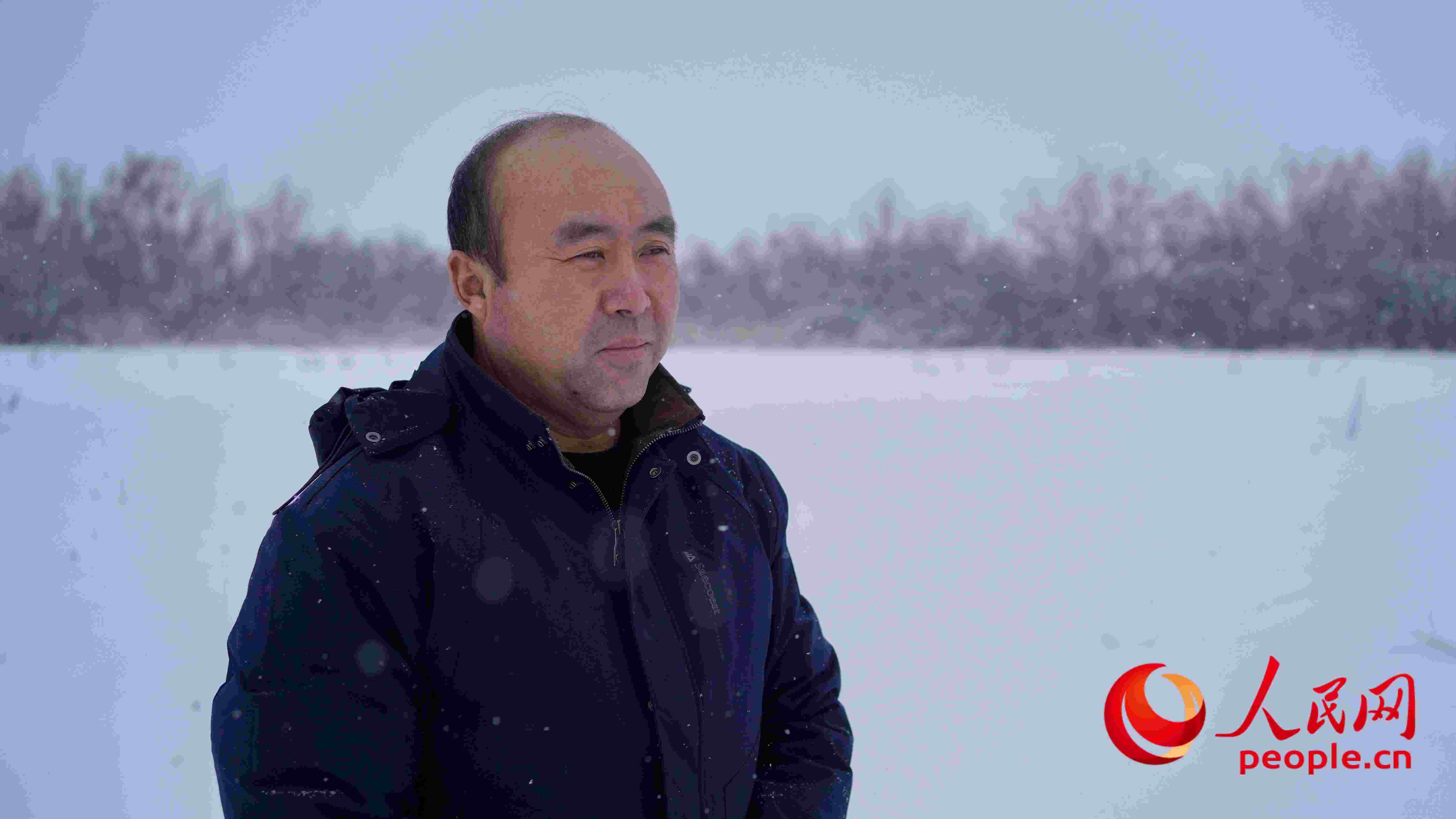 馬曉華回憶當年和父親一起種樹的情形，滿是懷念。人民網(wǎng) 周靜圓攝