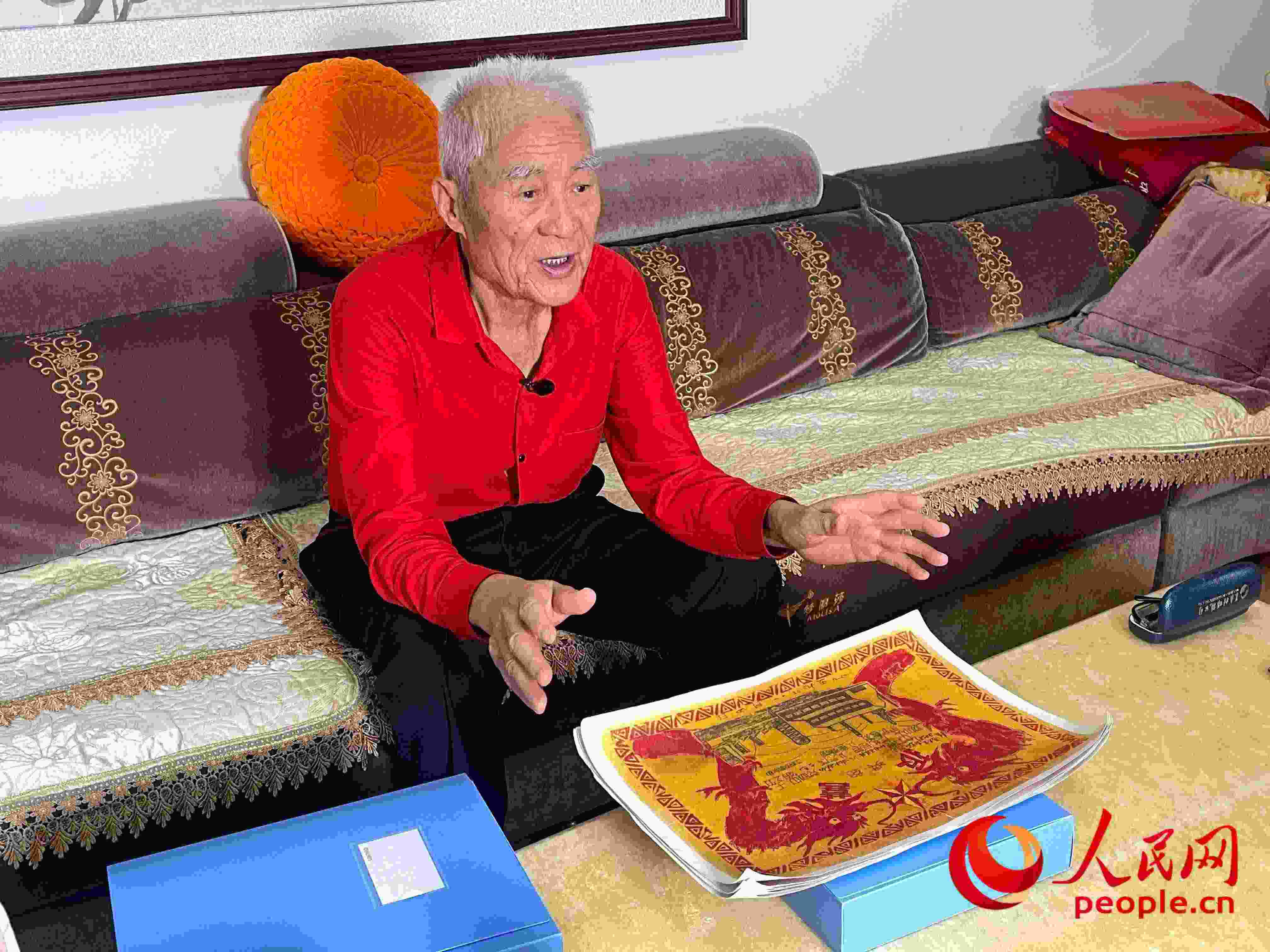 馬太生向采訪團(tuán)講述自己獲得獎(jiǎng)狀的經(jīng)歷。人民網(wǎng) 周靜圓攝