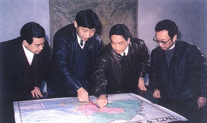 1991年12月，習近平與同事討論福州市戰(zhàn)略規(guī)劃設(shè)想。