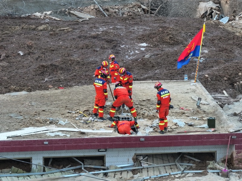 救援人員在現(xiàn)場。賀勇攝。