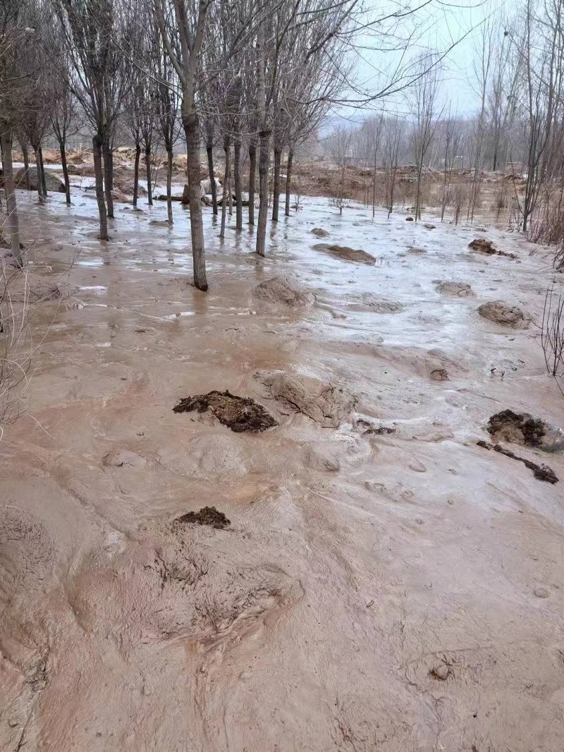 次生災(zāi)害襲擊過的村落。喬棟攝。