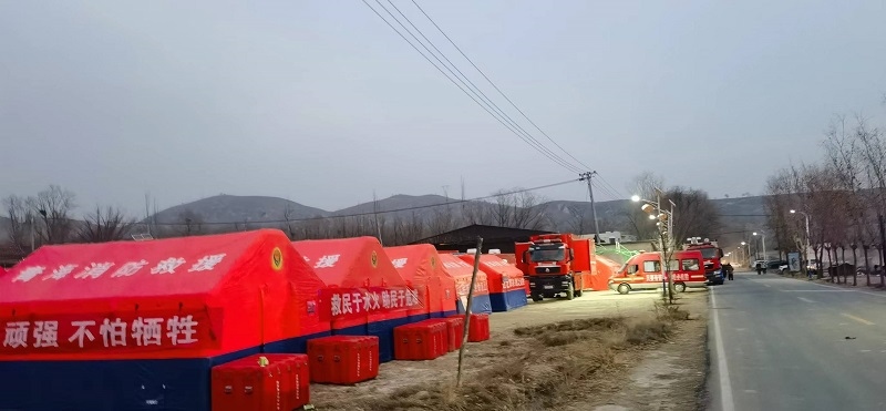 救災(zāi)隊(duì)員現(xiàn)場扎起了帳篷。王梅攝。