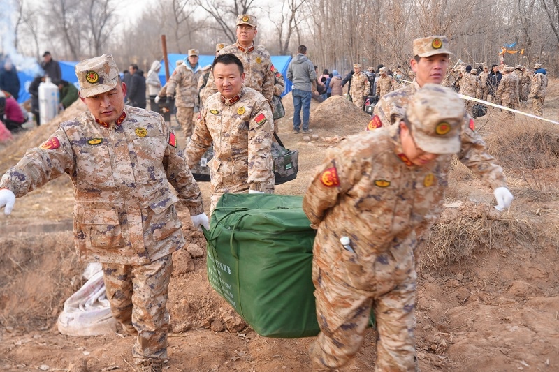 救援人員正在現(xiàn)場緊急搬運(yùn)物資。賀勇攝。