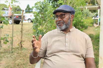 2023年12月18日，瓦努阿圖共和國(guó)總理夏洛特·薩爾維在瓦努阿圖公路項(xiàng)目二期馬勒庫(kù)拉段的移交儀式現(xiàn)場(chǎng)接受人民網(wǎng)采訪。人民網(wǎng) 賀吉攝