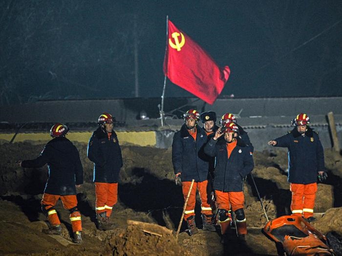 2023年12月21日，救援隊員在青海省海東市民和回族土族自治縣中川鄉(xiāng)金田村現(xiàn)場救援。新華社記者 張龍 攝