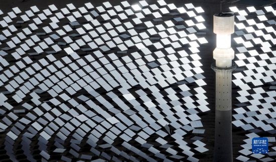 這是2023年6月11日在青海省海西蒙古族藏族自治州格爾木市拍攝的一座光熱電站（無人機照片）。 新華社記者 張宏祥 攝