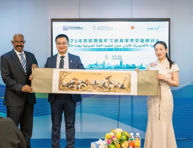 主辦方向與會代表贈送書畫作品。主辦方供圖