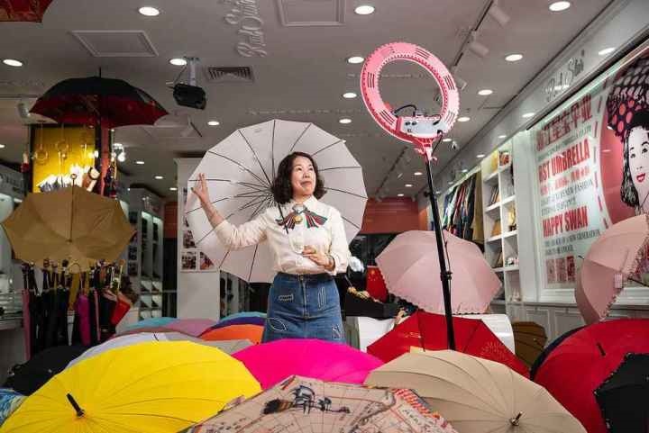 在義烏打拼了27年的商戶張吉英，正通過直播銷售雨傘。義烏市委宣傳部供圖