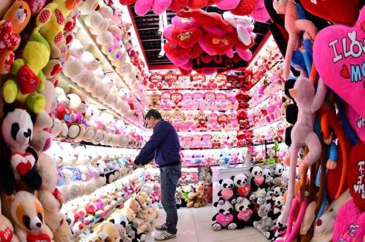 商戶在店鋪內(nèi)整理毛絨玩具。共享聯(lián)盟·義烏 呂斌 攝
