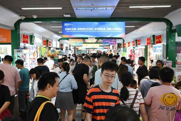 國慶長假期間，“世界超市”摩肩接踵。共享聯(lián)盟·義烏 吳峰宇 攝