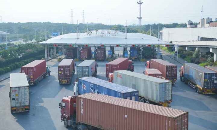 義烏海關(guān)排隊等待出關(guān)的車輛。共享聯(lián)盟·義烏 吳峰宇 攝