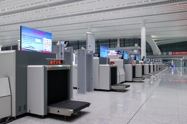 進(jìn)站大廳整齊擺放的安檢儀。