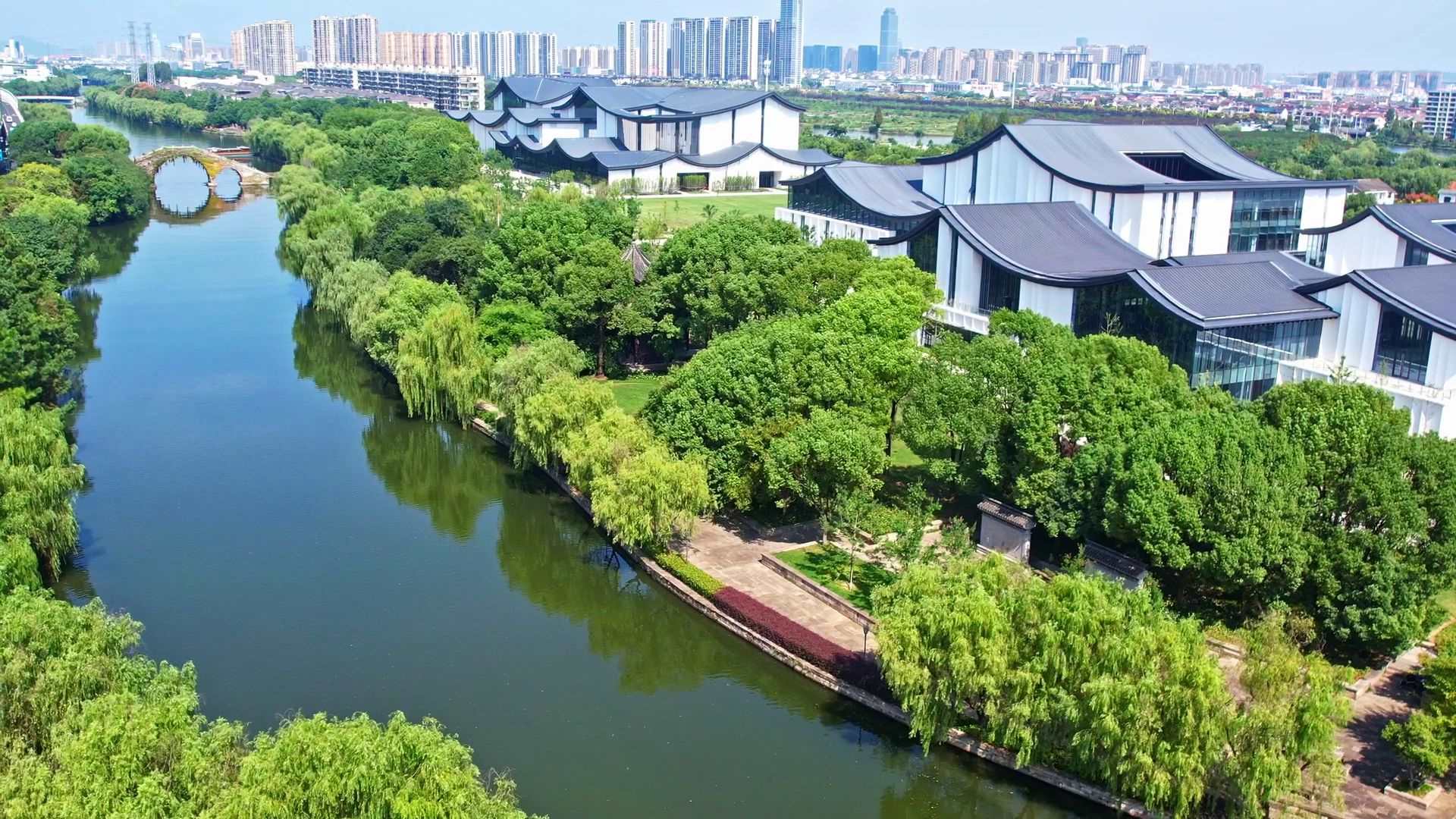 △浙東運河。今年9月20日，習(xí)近平總書記來到浙東運河文化園考察，強調(diào)“大運河文化是中國優(yōu)秀傳統(tǒng)文化的重要組成部分，要在保護(hù)、傳承、利用上下功夫，讓古老大運河煥發(fā)時代新風(fēng)貌”。