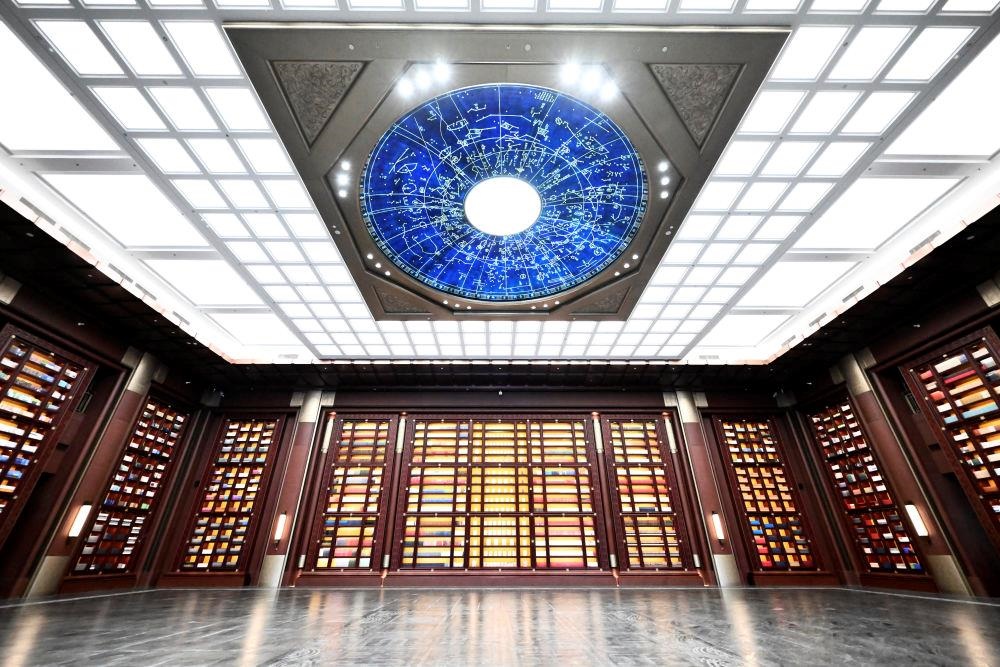△中國國家版本館中央總館“文瀚閣”內(nèi)景。星空穹頂上是一幅宋代石刻天文圖，傳遞著“文瀚閣”的寓意：中華文明如星空般浩瀚璀璨。