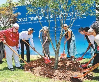 6月，2023“鼓嶺緣”中美民間友好論壇在福建省福州市舉辦。圖為出席“鼓嶺之友”座談會的中美各界人士在鼓嶺共同植樹留念。