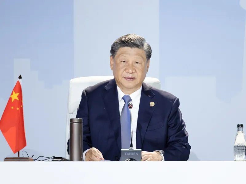 當(dāng)?shù)貢r(shí)間8月24日，習(xí)近平主席在南非約翰內(nèi)斯堡出席金磚國家領(lǐng)導(dǎo)人第十五次會晤特別記者會。