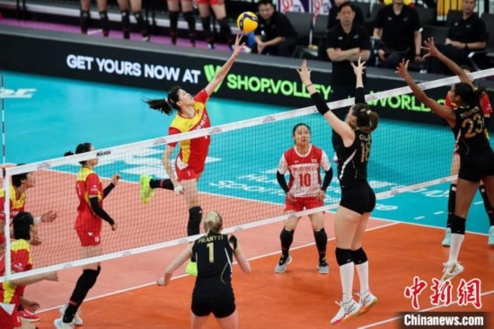 女排世俱杯賽場(chǎng)上，天津渤海銀行女排(紅)對(duì)陣巴西海灘女排(黑)。主辦方供圖