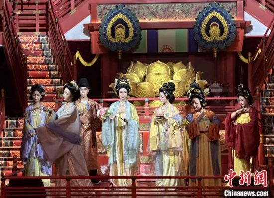 2023年12月31日晚間，在長安十二時辰主題街區(qū)進行的漢服表演。 中新社記者 張一辰 攝